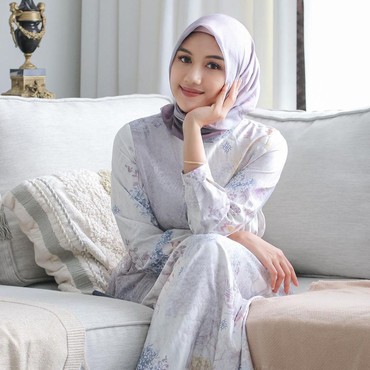 Perut Terlihat Membuncit, Erina Gudono Hamil?