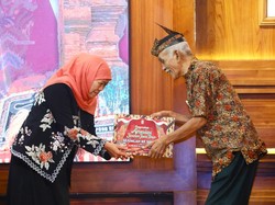 Khofifah Beri Tunjangan Ribuan Seniman dan Juru Pelihara Cagar Budaya Jatim