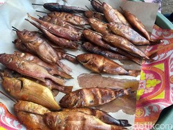 Aroma Khas Ikan Asap Gugah Selera saat Ramadhan di Paiton Probolinggo