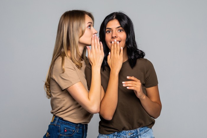 Ilustrasi menggosip/Foto: Freepik/diana.grytsku