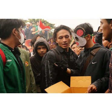 7 Potret Aksi Jefri Nichol Ikut Demo di Gedung DPR RI, Orasi hingga Lempar Tikus