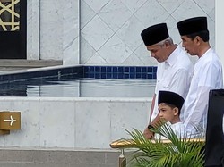 Salat Jumat Bareng Jokowi, Ganjar Bahas Persiapan Jalan Jelang Lebaran