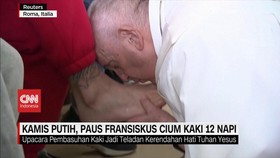 VIDEO: Kamis Putih, Paus Fransiskus Cium dan Basuh Kaki 12 Napi