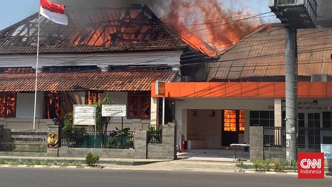 Sebanyak tujuh mobil pemadam kebakaran dikerahkan untuk memadamkan api yang membakar RS Salak Bogor.