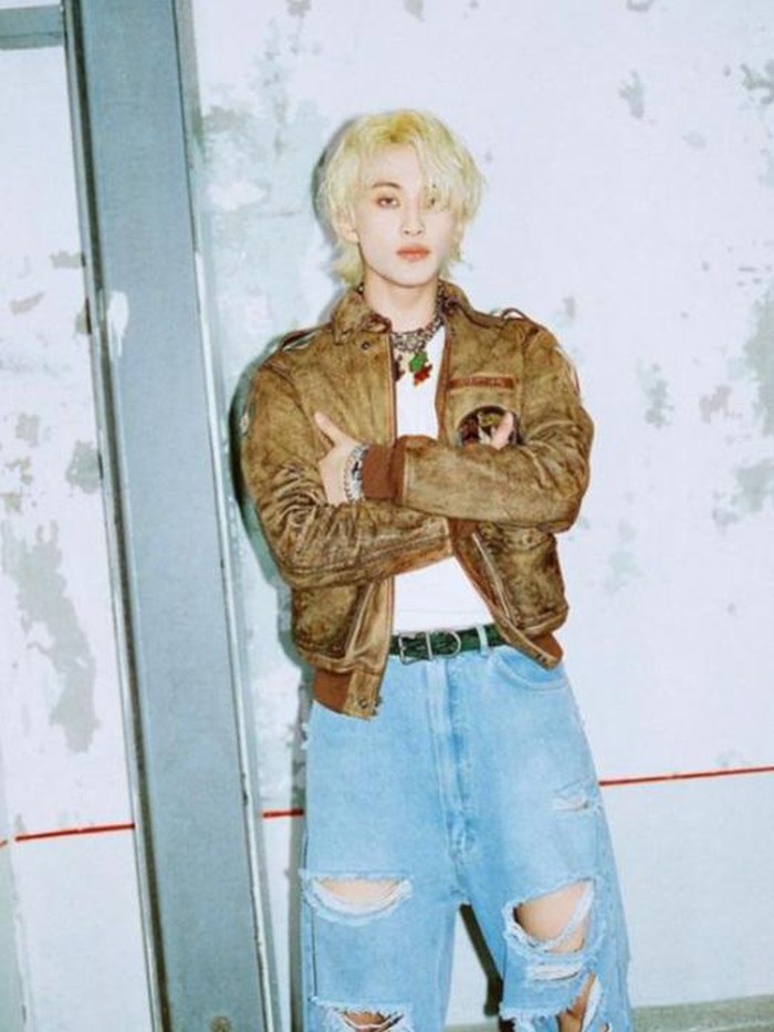 Kesan hip-hop semakin terlihat lewat foto-foto teaser yang dibagikan dalam instagram official NCT. Mark tampil penuh kharisma dengan berbagai gaya busana/Foto: instagram.com/nct