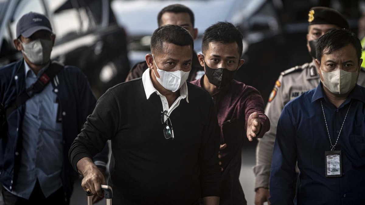 FOTO: Bupati Meranti Jadi Tersangka Dugaan Korupsi dan Suap BPK