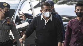 KPK Tahan Bupati Meranti