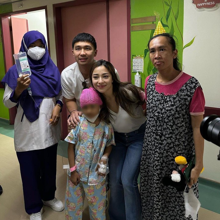 <p>"Dan terimakasih untuk para dokter dan perawat yang tidak kenal lelah untuk selalu merawat adik adik disana. Untuk adik adik atau teman teman yang sedang berjuang melawan penyakitnya, semangat selalu dan ingat kalian tidak sendirian, aku mewakili <em>followers</em>-ku selalu mendoakan dan <em>support</em> kalian. <em>Virtual hug</em>," tulis Nikita Willy sebagai <em>caption</em> fotonya. (Foto: dok. Instagram @nikitawillyofficial94)</p>