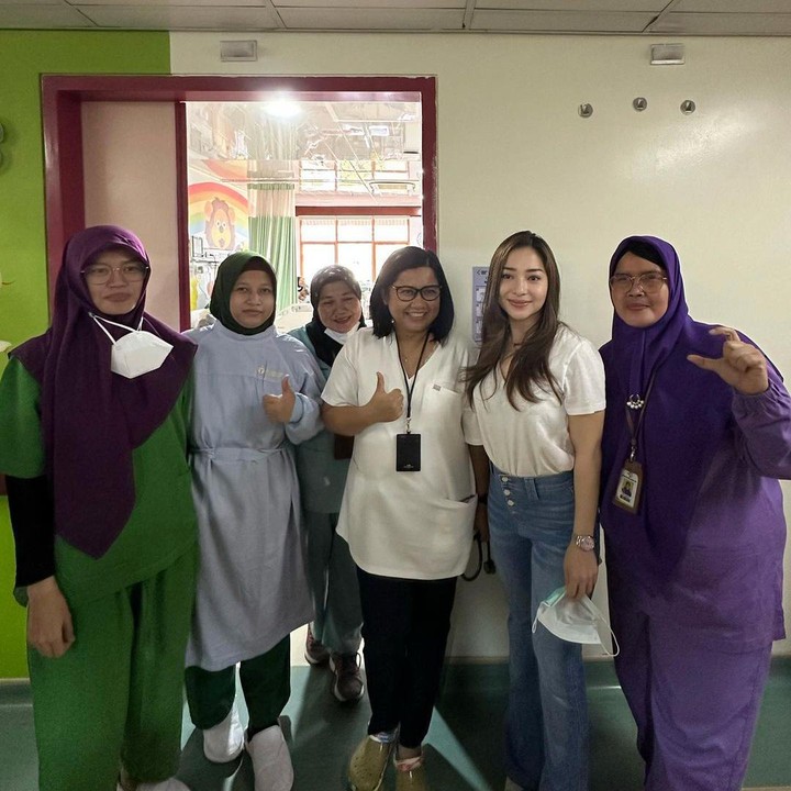 <p>Postingan tersebut pun menuai pujian dari publik. Tak sedikit netizen yang mengungkapkan rasa bangganya dengan cara Nikita merayakan ulang tahun anak semata wayangnya. <em>"Bisa²nya terpikir ngerayain ultah anaknya yg harusnya seperti artis2 lain di tempat mewah dan gedung2 besar.. tapi malah di rumah sakit, utk berbagi kebahagiaan dan memberikan senyum bagi anak² sedang sakit... salute and respect bgt sama Nikita Willy dan suaminya,"</em> tulis akun @shanty_al****. (Foto: Instagram@nikitawillyofficial94)</p>