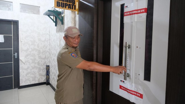 Total sebanyak 25 orang diamankan dalam OTT Bupati Kepulauan Meranti. Mereka yang ditangkap termasuk diantaranya Sekda, Kepala Dinas/Badan, dan pejabat lainnya.