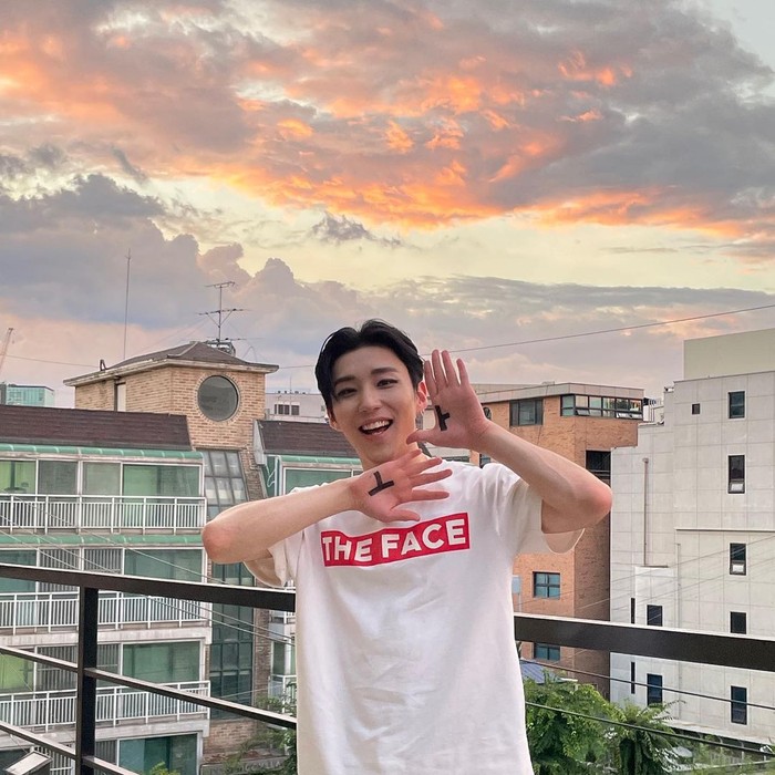 Paket komplit, Moon Jong Up juga memiliki selera humor yang baik di tengah penampilan sederhana yang memikat. Dalam foto ini, sang idol tersenyum cerah sambil menunjukkan aksara huruf hangeul yang berbunyi 'Woah'./ Foto: instagram.com/moonjongyeup