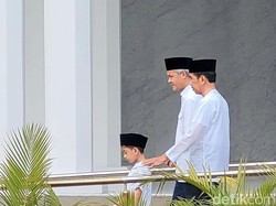 Ganjar Salat Jumat Bareng Jokowi dan Cucu: Jan Ethes Makin Pintar