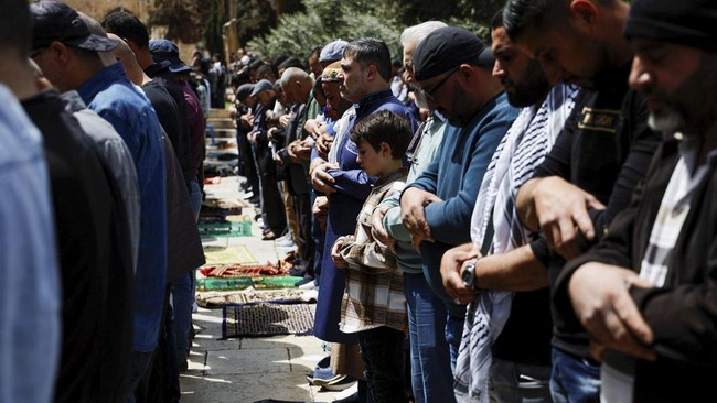 Pemerintah Arab Saudi mengizinkan warga tidak melaksanakan Salat Jumat jika telah mengikuti Salat Idulfitri pada pagi harinya.