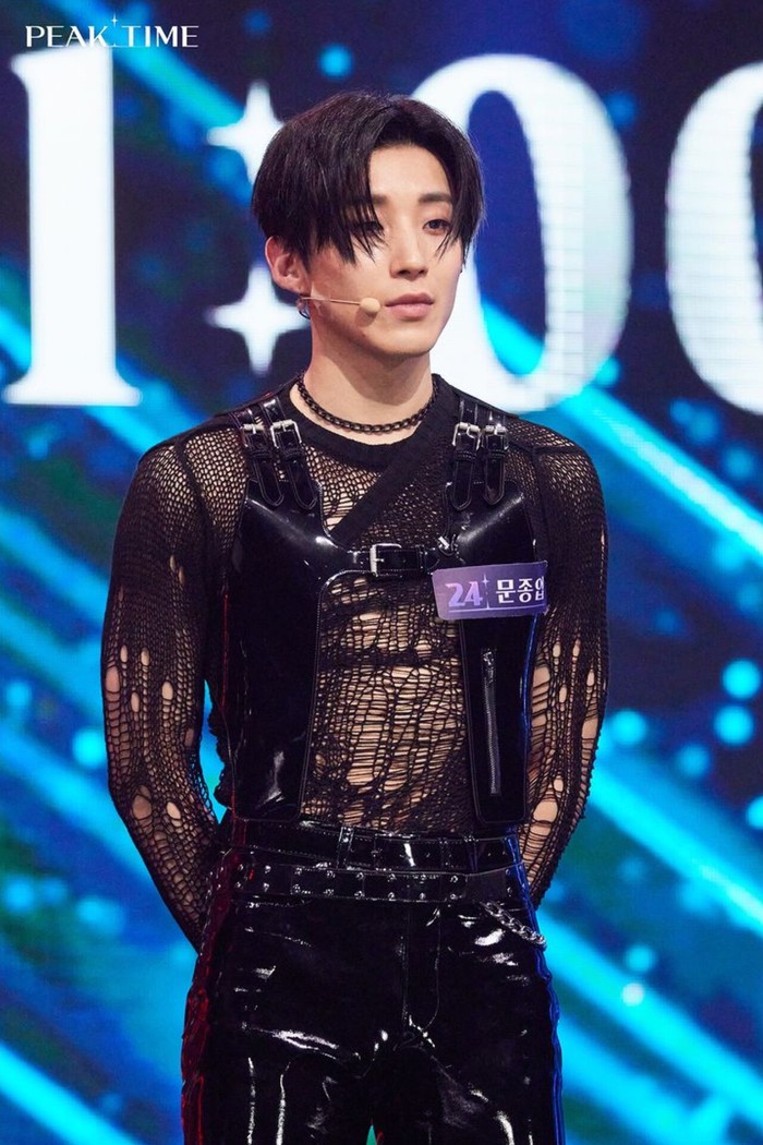 Sang idol semakin menunjukkan bakat potensialnya dalam babak unit bersama tim dance C. Pesona karismatik dan gerakan tari yang on-point membuat Moon Jong Up terpilih menjadi MVP hingga menguasai trending topik./ Foto: instagram.com/peaktime.official