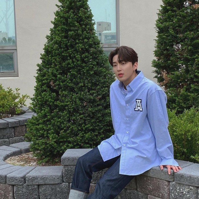 Selera fashion yang keren membuat Moon Jong Up tak pernah gagal memancarkan aura boyfriendable. Salah satu outfit terbaiknya adalah kemeja biru oversize yang dipadukan dengan celana jeans./ Foto: instagram.com/moonjongyeup