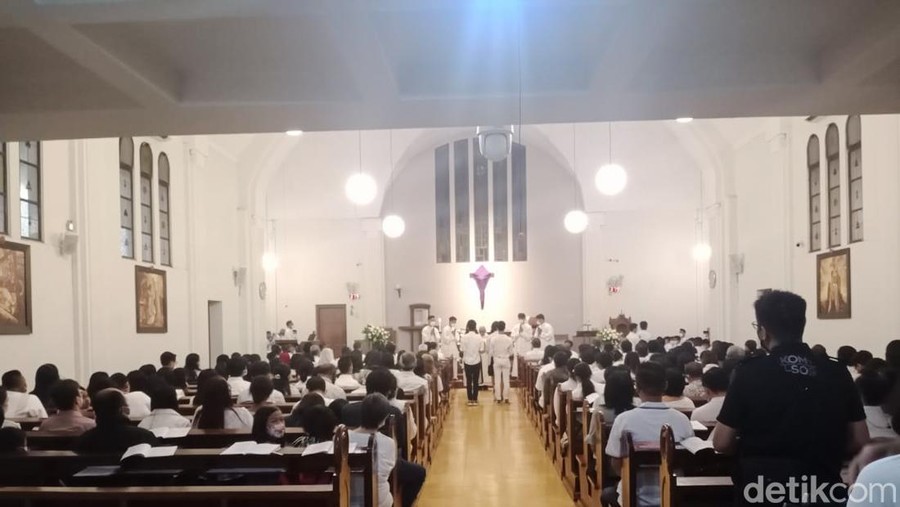 Suasana Ibadah Hari Paskah di Gereja Santo Ignatius Cimahi
