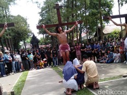 Khidmat! Gereja HKTY Ganjuran Gelar Tablo Jelang Misa Jumat Agung
