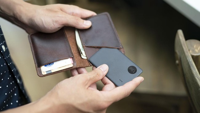 Perangkat pelacak Tile memungkinkan Anda untuk menemukan benda-benda kecil seperti kunci, dompet, atau bahkan hewan peliharaan dengan mudah dan cepat.