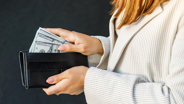 Cara Setiap Zodiak Mengelola THR