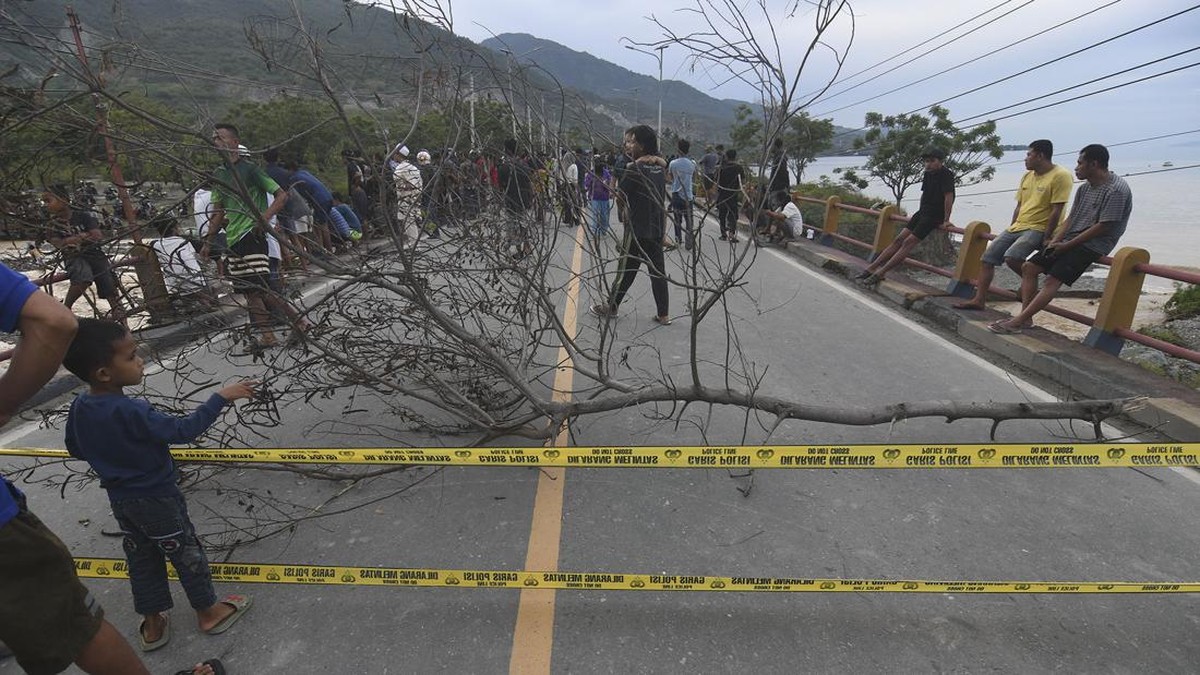FOTO: Jembatan Penghubung Palu-Donggala Amblas, Jalur Mudik Terganggu