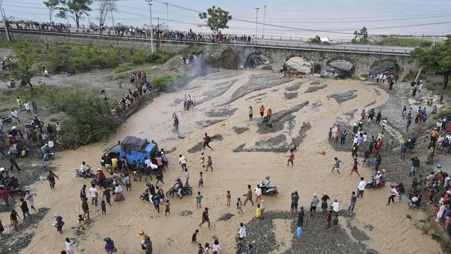 FOTO: Jembatan Penghubung Palu-Donggala Amblas, Jalur Mudik Terganggu