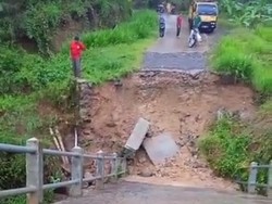 Jembatan Penghubung 2 Desa di Kuningan Ambruk, Aktivitas Warga Terganggu
