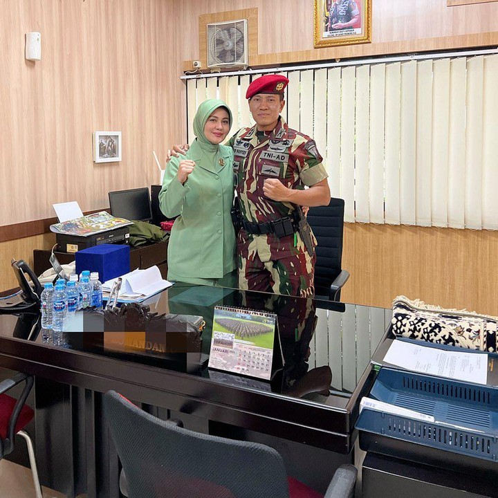 <p>Juliana mengatakan sempat takut memiliki pasangan seorang tentara. Menurutnya, tentara itu identik dengan watak yang keras. Akan tetapi, setelah bertemu Wahyudi, hatinya pun luluh, Bunda. (Foto: Instagram@julianamoechtar)</p>