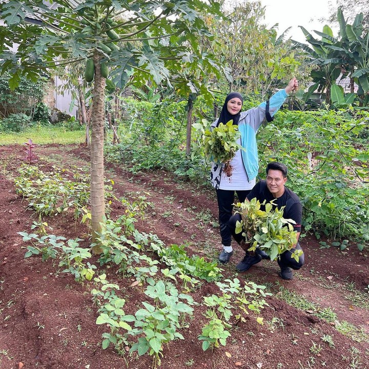 <p>Siapa sangka? Seorang tentara yang dulunya sempat ditakuti Juliana ternyata berhasil memikat hatinya dengan lantunan merdu saat membacakan ayat suci Al-Qur'an. (Foto: Instagram@julianamoechtar)</p>