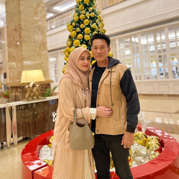 <p>Meski tampak singkat, perjalanan kisah cinta mereka tidak mulus juga, Bunda. Pasalnya, mereka juga sempat terhalang restu orang tua, putus hubungan, dan menjauh. Namun, pada akhirnya, mereka kembali bersama dan menikah. (Foto: Instagram@julianamoechtar)</p>