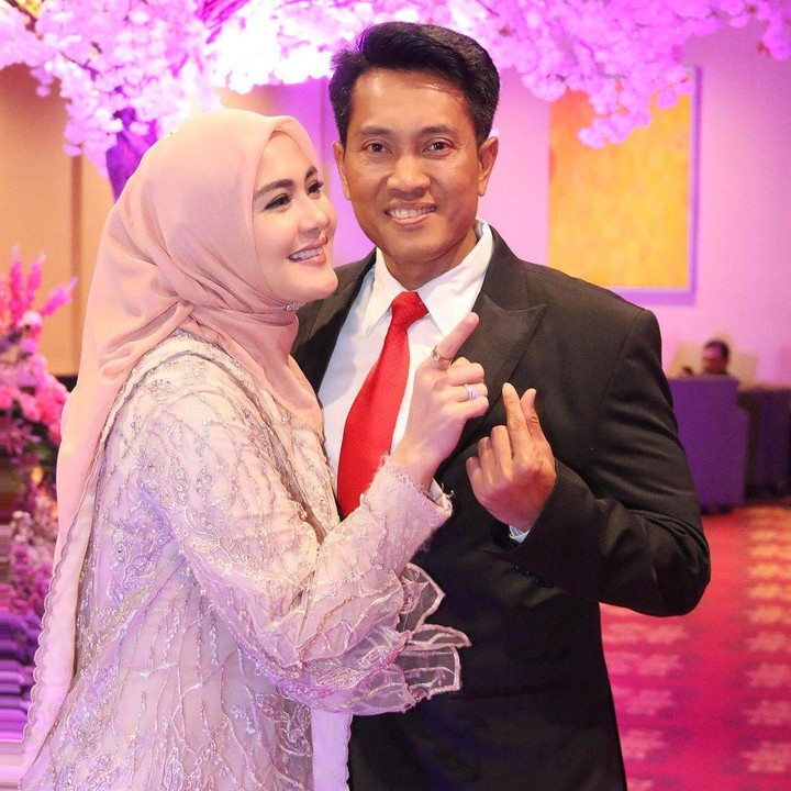 <p>"Ternyata dia beda banget. Yang bikin saya mau banget sama dia itu cuma satu, agamanya. Saat jadi imam salat, suaranya merdu banget," ungkap Juliana dalam wawancara eksklusif bersama <em>HaiBunda,</em> beberapa waktu lalu. (Foto: Instagram@julianamoechtar)</p>