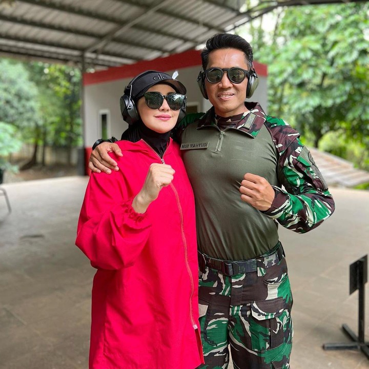 <p>Setelah mengendal dekat, Juliana mengaku kagum dengan sosok tentara asal Surabaya itu. Apa yang ia takutkan tak terbukti. Justru, Juliana malah dibuat terpesona dengan ketaatan sang suami dalam beribadah, lho. (Foto: Instagram@julianamoechtar)</p>