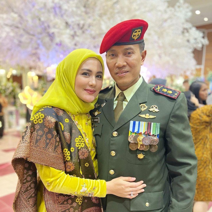 <p>Juliana Moechtar resmi menikah dengan Letkol Inf Nur Wahyudi pada 27 Mei 2022. Keduanya mengaku tak butuh waktu lama untuk saling jatuh cinta dan akhirnya mantap menikah. Juliana pun mengungkap alasannya kepincut dengan sang suami karena suara ngajinya merdu, Bunda. (Foto: Instagram@julianamoechtar)</p>