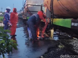 Evakuasi 2 Gerbong KA BBM Anjlok di Sidoarjo Terkendala Hujan Deras