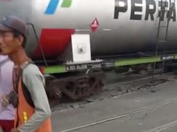 Kendaraan Diminta Putar Balik Imbas KA BBM Anjlok di Sidoarjo