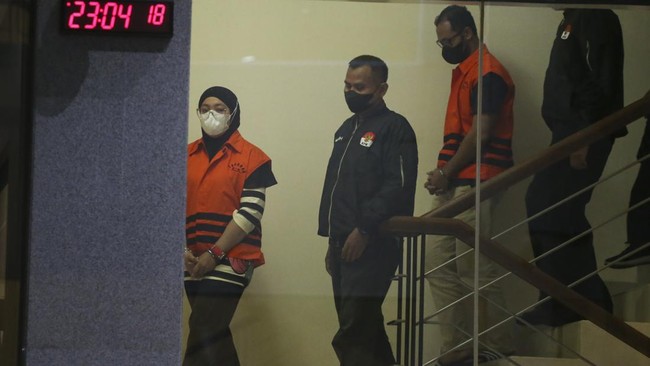 KPK merilis daftar orang yang ikut terjaring operasi tangkap tangan dalam kasus dugaan korupsi Bupati Meranti Muhammad Adil.