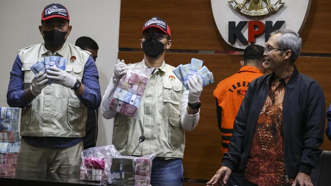 Sebelum OTT, KPK mendapat info setoran suap dengan nama samaran 'Dana Komando' untuk pengadaan di Basarnas diserahkan tunai di kawasan Mabes TNI,  Jaktim.