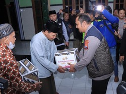 Suka Cita Marbot Masjid di Ngawi Dapat Kejutan Manis dari Polisi
