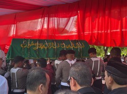 Isak Tangis Keluarga Saat Jenazah Istri Wakapolri Dimakamkan