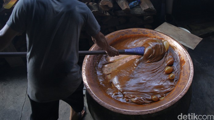 Jelang Lebaran, sentra produksi dodol Betawi di kawasan Pasar Minggu, Jakarta, mulai sibuk memenuhi permintaan yang meningkat.