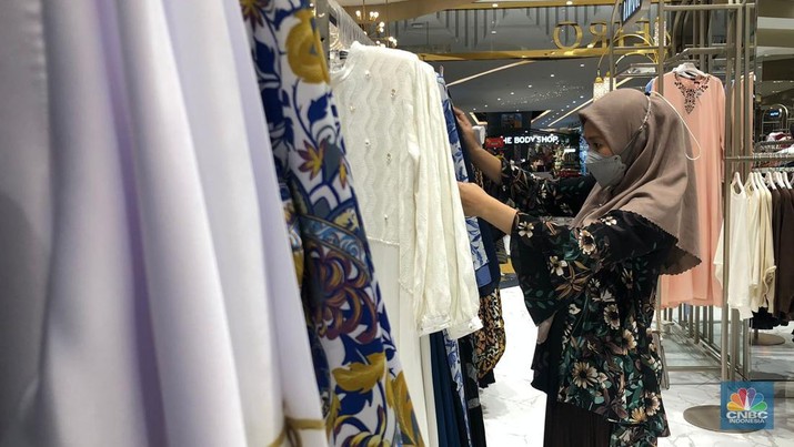 Salah satu pengunjung Metro Department Store Trans Studio Mall Cibubur, Depok, Jawa Barat memilih pakaian lebaran dalam gelaran ‘METRO Late Night Shopping’, Sabtu (8/4/2023). (CNBC Indonesia/Rindi Salsabilla)