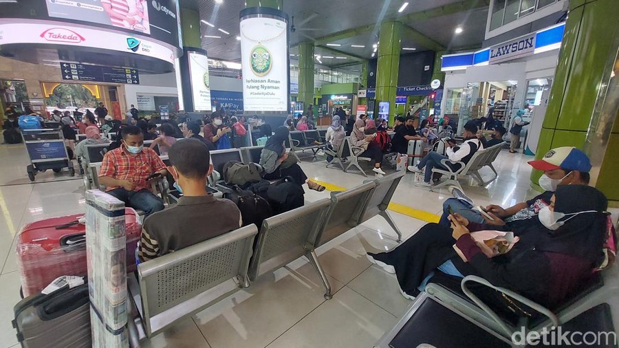 Suasana Stasiun Gambir yang mulai diramaikan pemudik, 8 April 2023. (Rumondang Naibaho/detikcom)