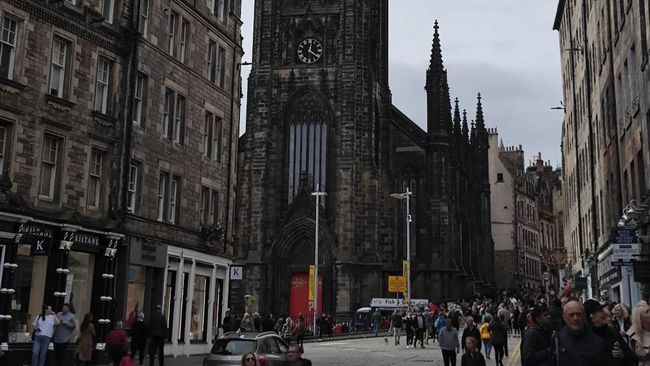 Penampakan arwah konon kerap muncul di Edinburgh. Cerita horor Edinburgh dibangun lewat sejarah selama berabad-abad.