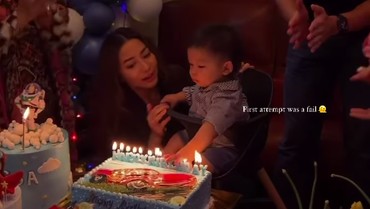 img-title Tangan Tak Sengaja Sentuh Lilin di Kue Ultah, Anak Nikita Willy Nangis
