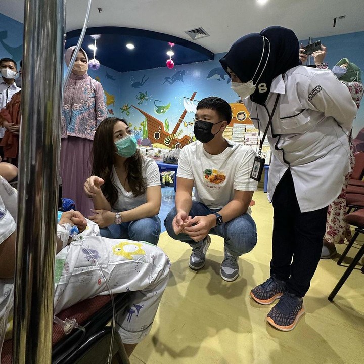 <p>Dalam unggahan tersebut, tampak Nikita ditemani oleh sang suami saat mengunjungi salah satu rumah sakit kanker di Jakarta. Nikita pun menuliskan pesan menyentuh untuk para pasien dan perawat di rumah sakit tersebut. (Foto: Instagram@nikitawillyofficial94)</p>