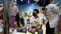 <p>Dalam unggahan tersebut, tampak Nikita ditemani oleh sang suami saat mengunjungi salah satu rumah sakit kanker di Jakarta. Nikita pun menuliskan pesan menyentuh untuk para pasien dan perawat di rumah sakit tersebut. (Foto: Instagram@nikitawillyofficial94)</p>