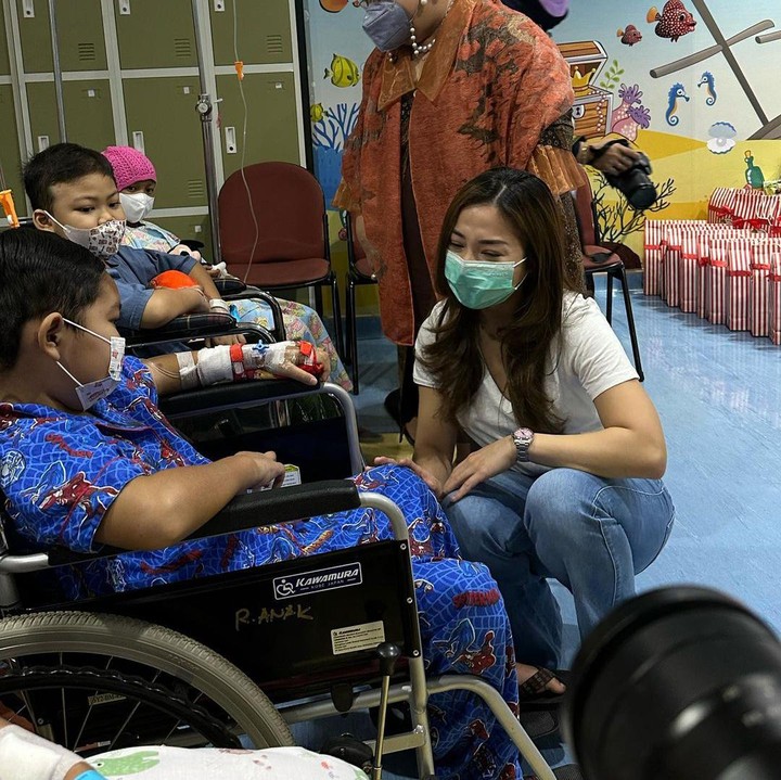 <p>Bukan hanya di rumah saja, Nikita merayakan ulang tahun pertama anak semata wayangnya itu di tempat spesial, Bunda. Nikita Willy dan sang suami juga merayakannya bersama para pasien pengidap kanker. (Foto: Instagram@nikitawillyofficial94)</p>