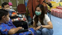 <p>Bukan hanya di rumah saja, Nikita merayakan ulang tahun pertama anak semata wayangnya itu di tempat spesial, Bunda. Nikita Willy dan sang suami juga merayakannya bersama para pasien pengidap kanker. (Foto: Instagram@nikitawillyofficial94)</p>
