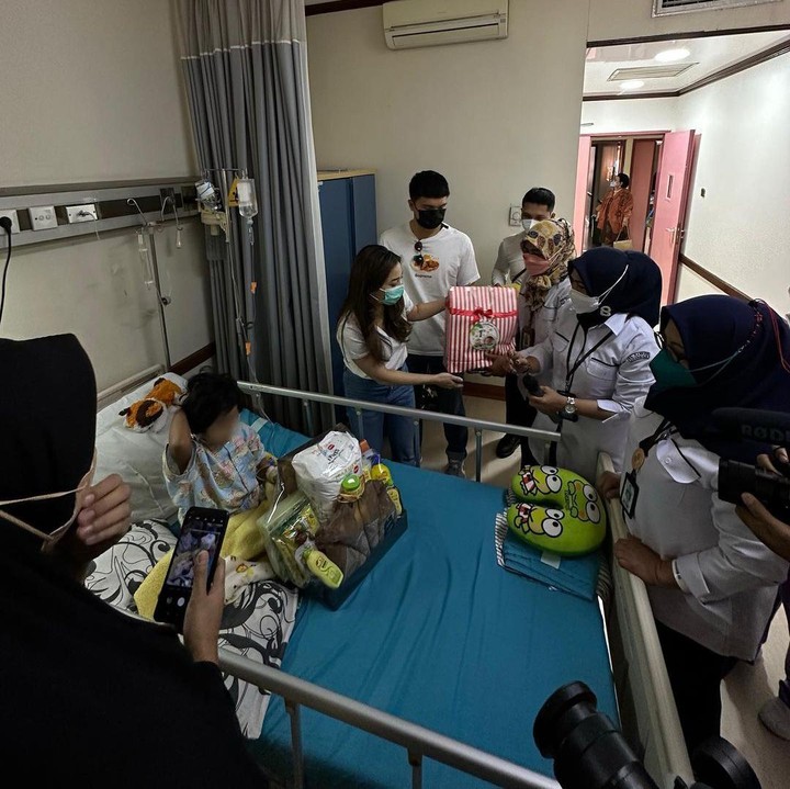 <p>Momen Nikita merayakan ulang tahun Issa di rumah sakit kanker diketahui langsung dari beberapa unggahannya Nikita di <em>Instagram-</em>nya. "Terima kasih @rskankerdharmais sudah menerima kedatangan kami untuk merayakan ulang tahun Issa bersama adik-adik hebat yang sedang berjuang sembuh. Semoga Issa bisa mencontohkan kakak di sana untuk selalu bersyukur dan tersenyum," tulisnya. (Foto: Instagram@nikitawillyofficial94)</p>
