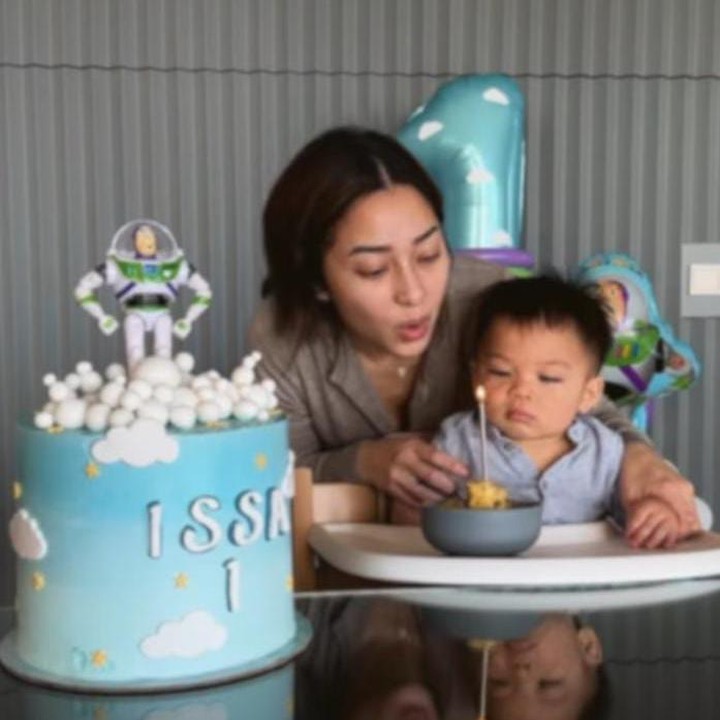 <p>Sebelumnya, Nikita merayakan ulang tahun Issa secara sederhana di rumah mereka. Dalam video singkat yang diunggah Nikita di <em>Instagram</em> pribadinya, terlihat aktris 28 tahun itu sibuk menyiapkan dekorasi dan kue ulang tahun untuk Issa. "Bangun tidur ibu dan Issa buat kue ulang tahun kecil tanpa gula dan pakai tepung yummy bites supaya Issa bisa makan kue nya," tulis Nikita, dikutip dari laman Instagram@nikitawillyofficial94. (Foto: Instagram@nikitawillyofficial94)</p>