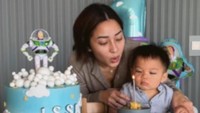 <p>Sebelumnya, Nikita merayakan ulang tahun Issa secara sederhana di rumah mereka. Dalam video singkat yang diunggah Nikita di <em>Instagram</em> pribadinya, terlihat aktris 28 tahun itu sibuk menyiapkan dekorasi dan kue ulang tahun untuk Issa. "Bangun tidur ibu dan Issa buat kue ulang tahun kecil tanpa gula dan pakai tepung yummy bites supaya Issa bisa makan kue nya," tulis Nikita, dikutip dari laman Instagram@nikitawillyofficial94. (Foto: Instagram@nikitawillyofficial94)</p>